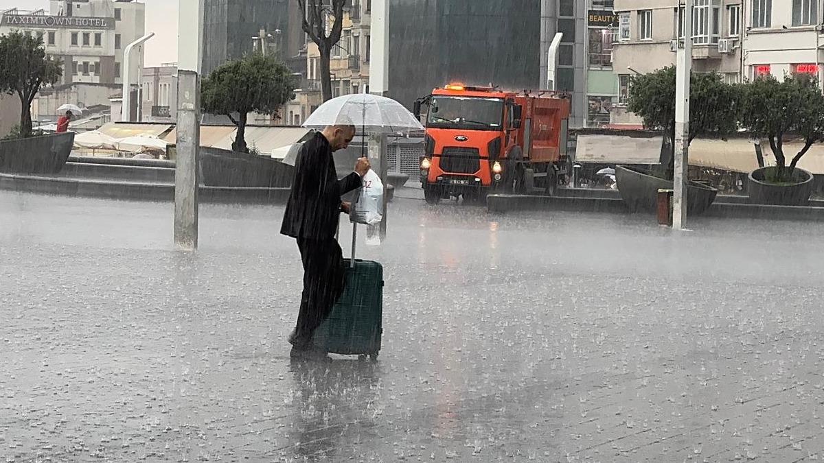 İstanbul'da yağmur başladı! Valilik ve AKOM uyarmıştı