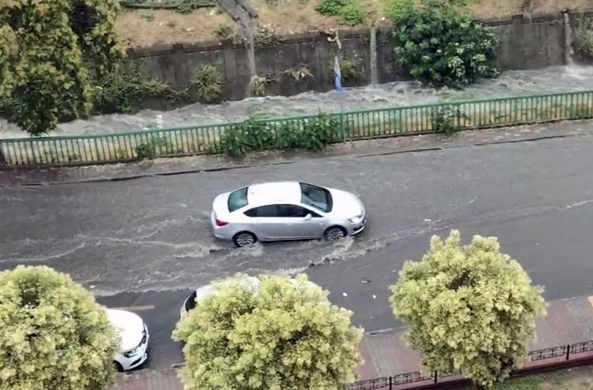 SON DAKİKA | İstanbul da yağmur başladı! Valilik ve AKOM uyarmıştı 1