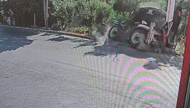 Bahçeye devrilen iş makinesinin sürücüsü hayatını kaybetti 1