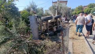 Bah&ccedil;eye devrilen iş makinesinin s&uuml;r&uuml;c&uuml;s&uuml; hayatını kaybetti