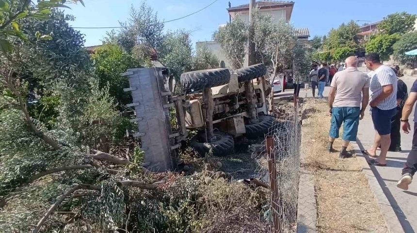 Bah&ccedil;eye devrilen iş makinesinin s&uuml;r&uuml;c&uuml;s&uuml; hayatını kaybetti