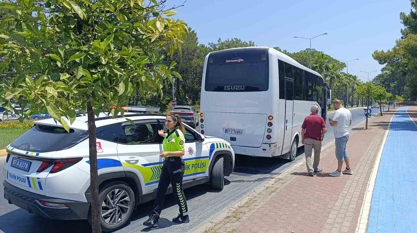 Otel servisiyle &ccedil;arpışan motosikletli yaralandı