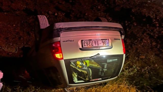Takla atan otomobildeki 2 kişi yaralandı