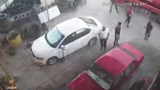 Hava basılırken itfaiye aracının lastiği patladı 5