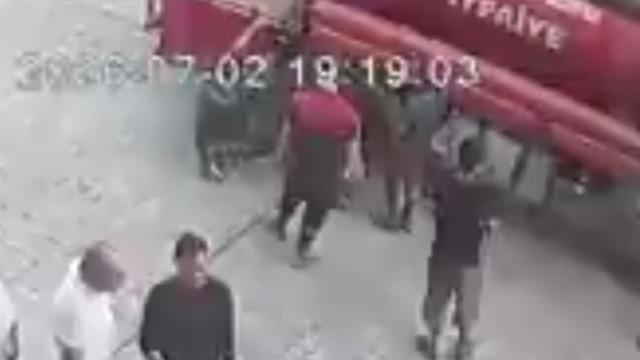 Hava basılırken itfaiye aracının lastiği patladı 3