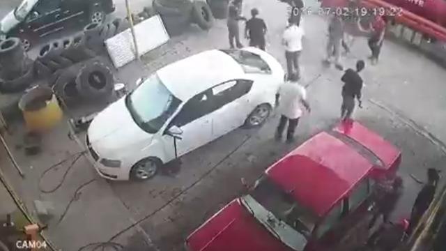 Hava basılırken itfaiye aracının lastiği patladı 2