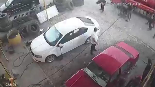 Hava basılırken itfaiye aracının lastiği patladı 1