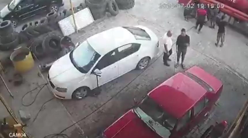Hava basılırken itfaiye aracının lastiği patladı