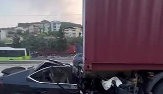 Tıra arkadan &ccedil;arpan otomobil preslendi: Baba ile oğlu hayatını kaybetti