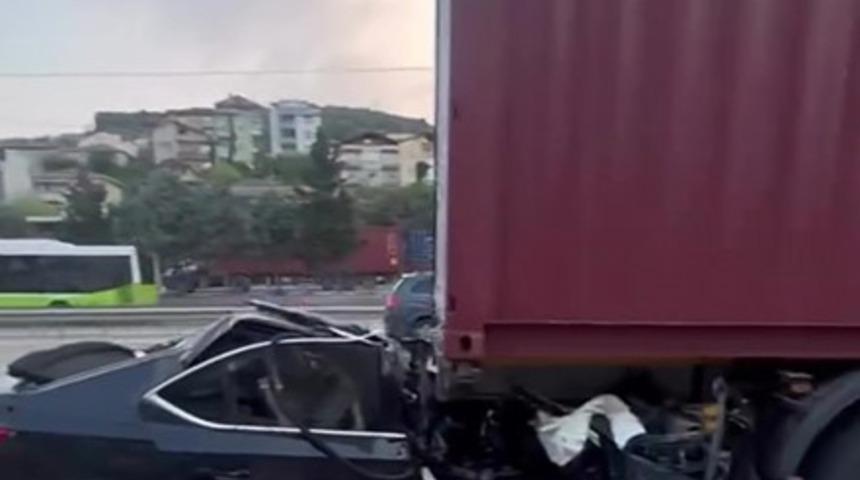 Tıra arkadan &ccedil;arpan otomobil preslendi: Baba ile oğlu hayatını kaybetti