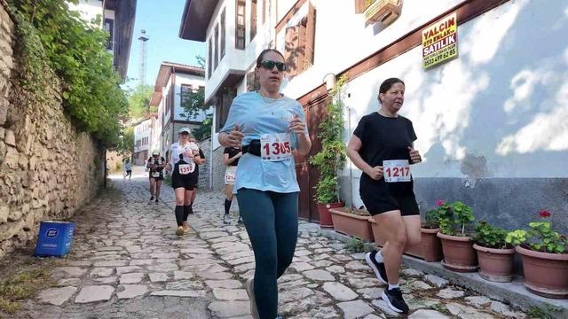 Farklı &uuml;lkelerden sporcular Safranbolu&rsquo;nun tarihi sokaklarında yarışıyor 6