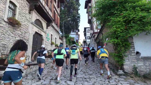 Farklı &uuml;lkelerden sporcular Safranbolu&rsquo;nun tarihi sokaklarında yarışıyor 5