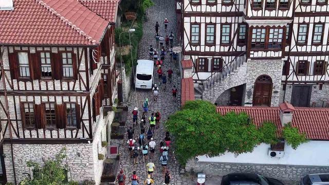 Farklı &uuml;lkelerden sporcular Safranbolu&rsquo;nun tarihi sokaklarında yarışıyor 3