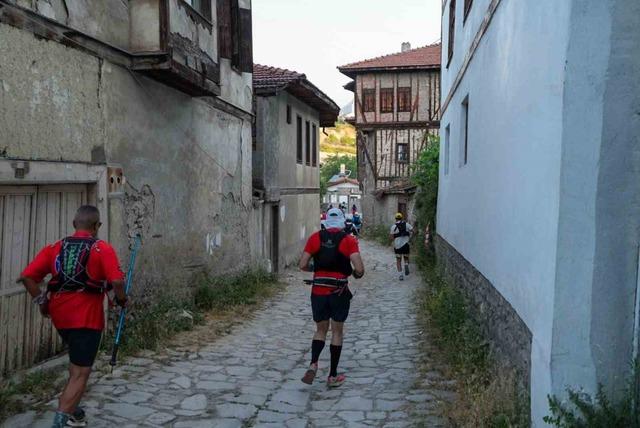 Farklı &uuml;lkelerden sporcular Safranbolu&rsquo;nun tarihi sokaklarında yarışıyor 2