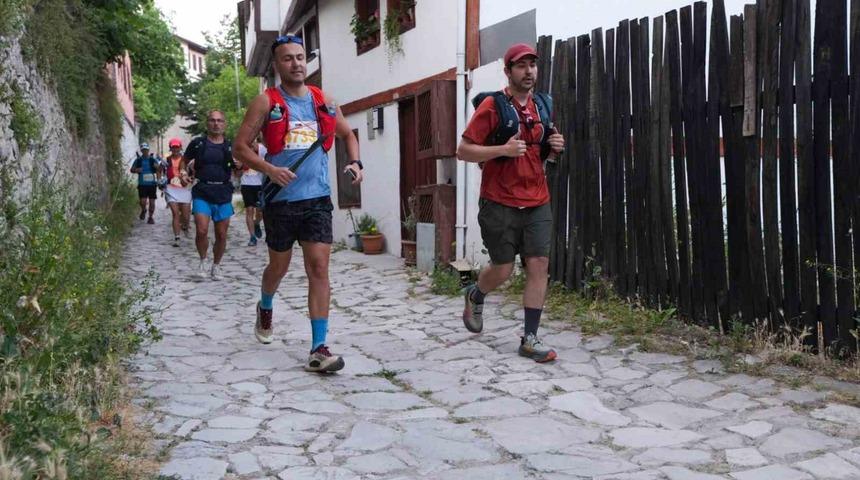 Farklı &uuml;lkelerden sporcular Safranbolu&rsquo;nun tarihi sokaklarında yarışıyor