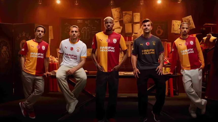 5 yıldızın yeri değişti! İlk... Galatasaray&rsquo;ın yeni sezon formaları tanıtıldı! İşte fiyatı