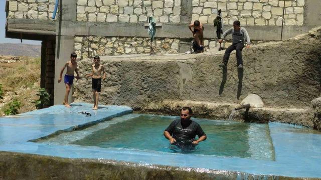 Batman’da sıcaktan bunalan çiftçiler bakın nasıl serinledi 3