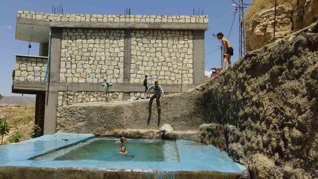 Batman’da sıcaktan bunalan çiftçiler bakın nasıl serinledi 4