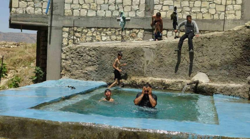 Batman&rsquo;da sıcaktan bunalan &ccedil;ift&ccedil;iler bakın nasıl serinledi
