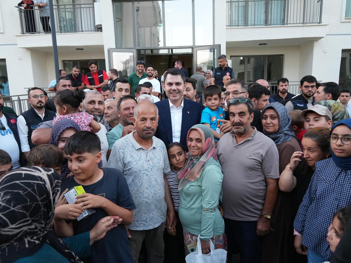 Bakan Kurum dan depremzede Yusuf ve dedesine ziyaret 3