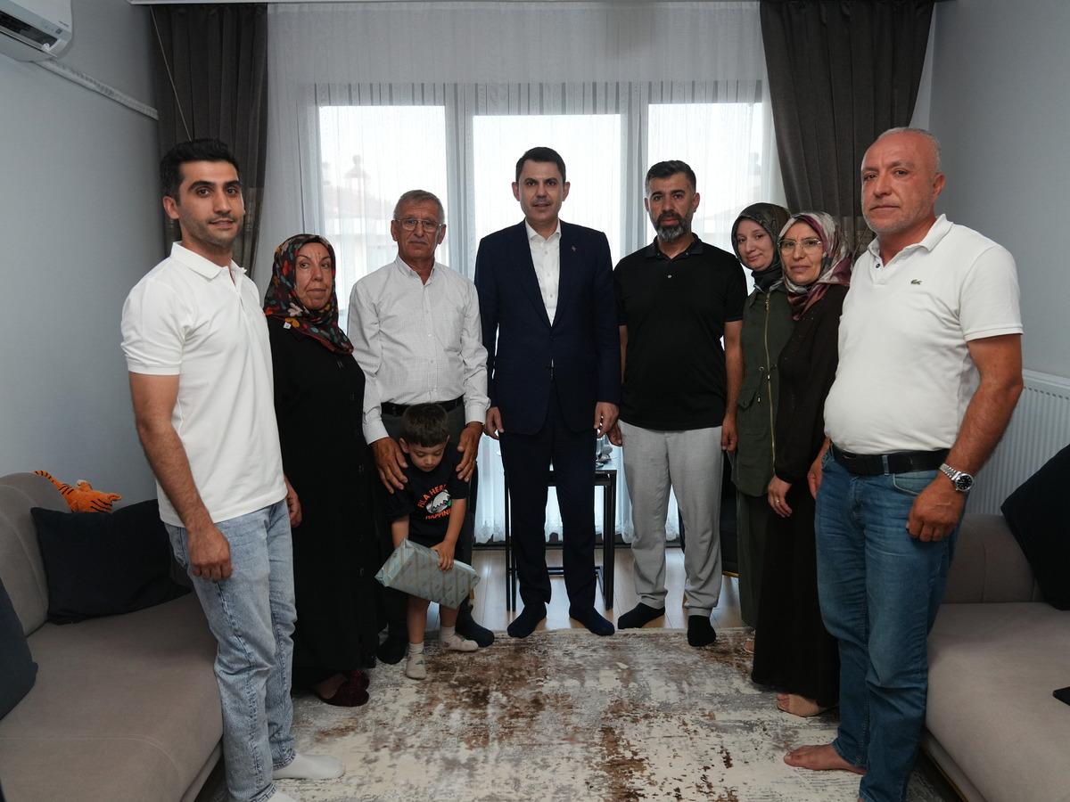 Bakan Kurum dan depremzede Yusuf ve dedesine ziyaret 2