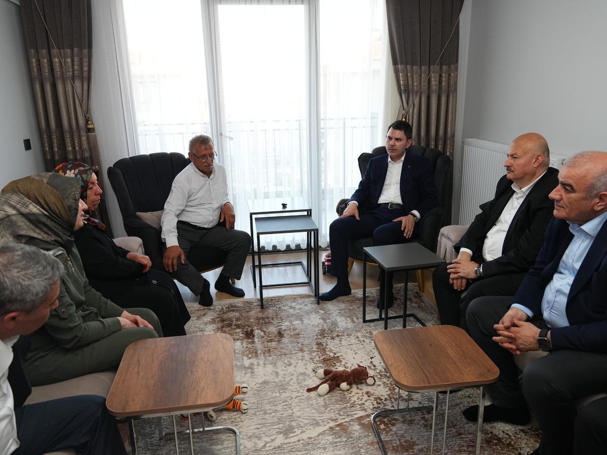 Bakan Kurum dan depremzede Yusuf ve dedesine ziyaret 1