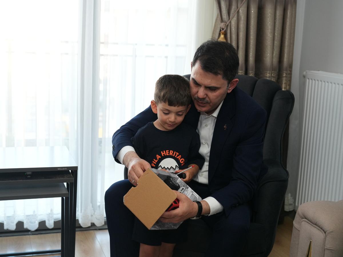 Bakan Kurum dan depremzede Yusuf ve dedesine ziyaret 4