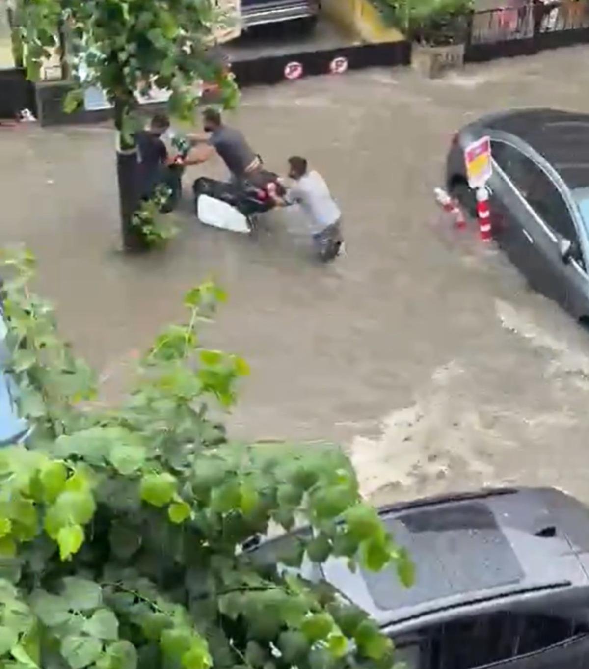 SON DAKİKA | İstanbul u sağanak fena vurdu! Yollar g&ouml;le d&ouml;nd&uuml;, neredeyse sele kapılıyordu 4