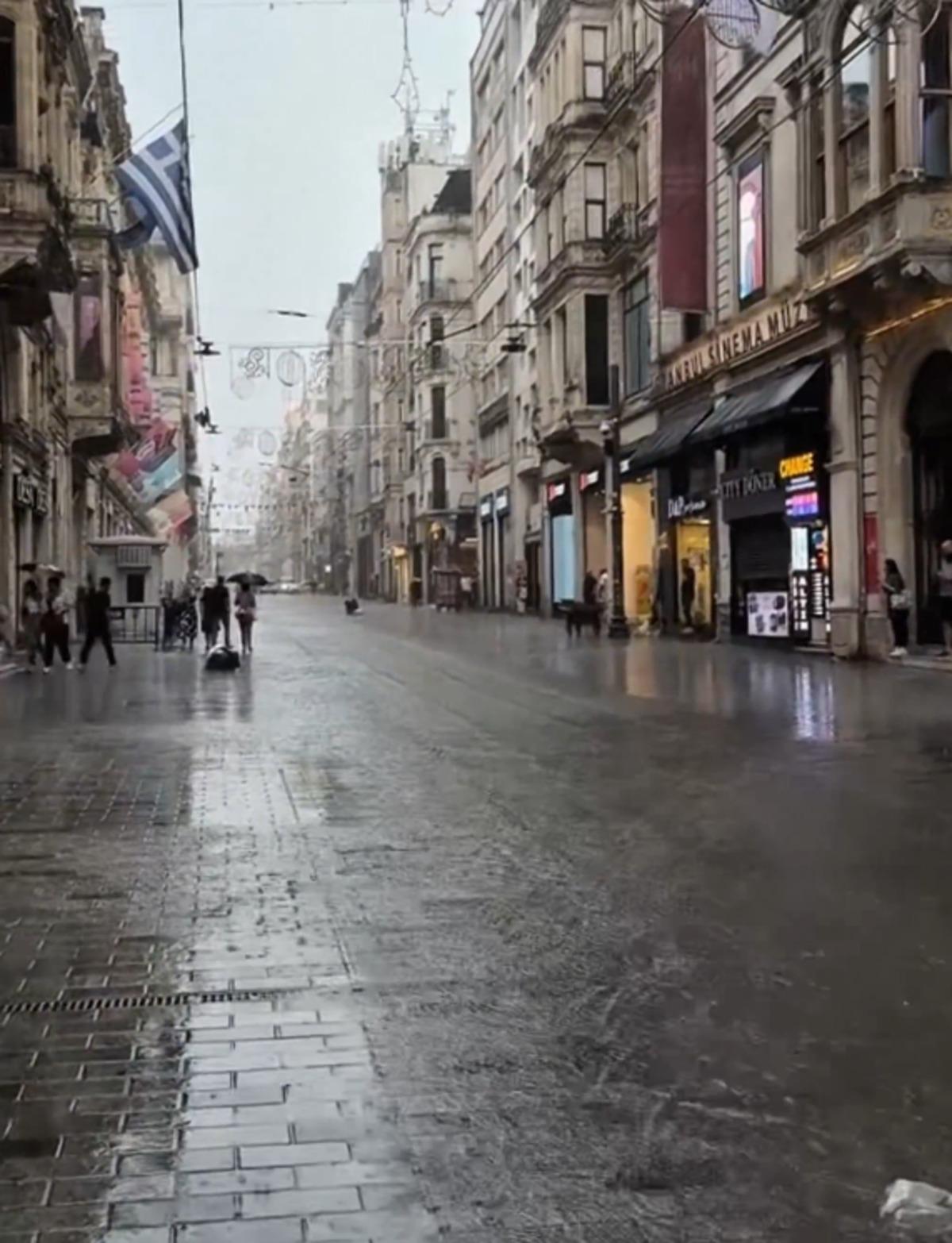 SON DAKİKA | İstanbul u sağanak fena vurdu! Yollar g&ouml;le d&ouml;nd&uuml;, neredeyse sele kapılıyordu 6
