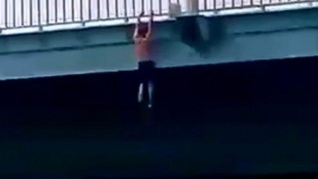 Dünyaca ünlü ırmağın köprüsünde önce barfiks sonra tehlikeli atlayış