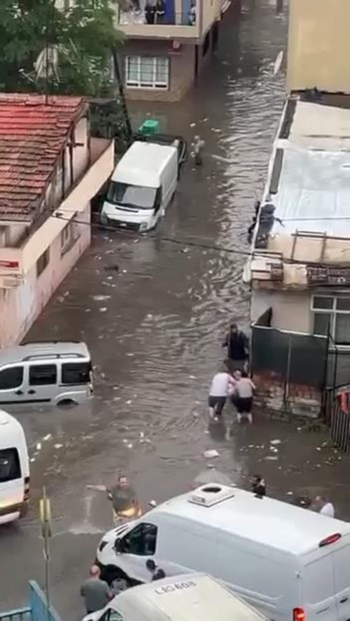 SON DAKİKA | İstanbul u sağanak fena vurdu! Yollar g&ouml;le d&ouml;nd&uuml;, neredeyse sele kapılıyordu 2