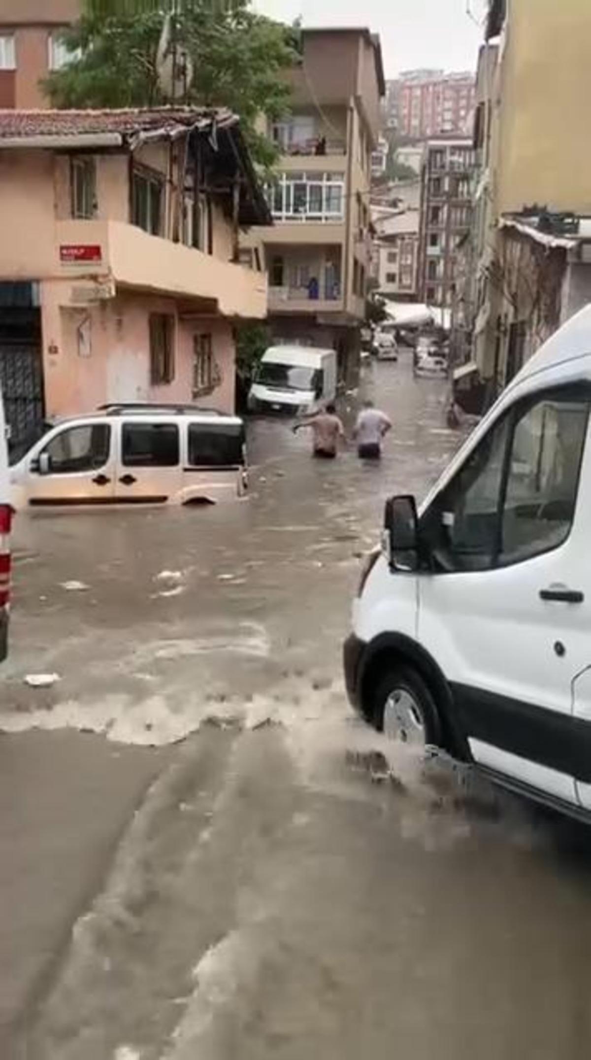 SON DAKİKA | İstanbul u sağanak fena vurdu! Yollar g&ouml;le d&ouml;nd&uuml;, neredeyse sele kapılıyordu 3