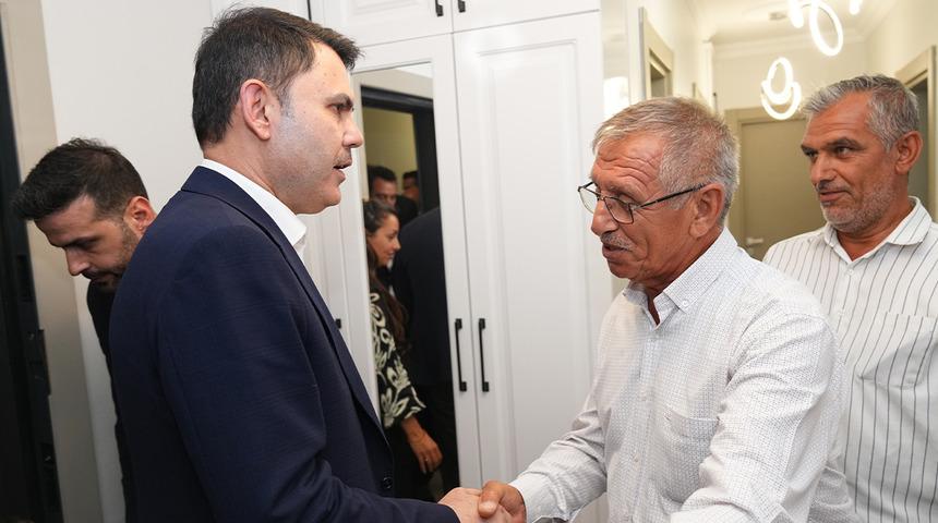 Bakan Kurum'dan depremzede Yusuf ve dedesine ziyaret