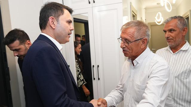 Bakan Kurum'dan depremzede Yusuf ve dedesine ziyaret