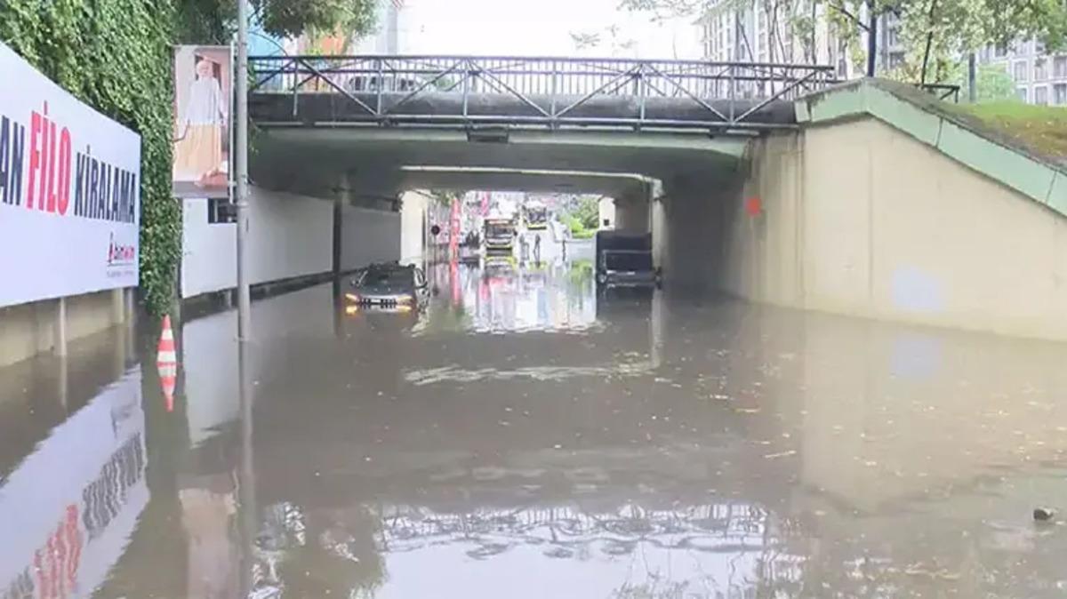 SON DAKİKA | İstanbul u sağanak fena vurdu! Yollar g&ouml;le d&ouml;nd&uuml;, neredeyse sele kapılıyordu 5