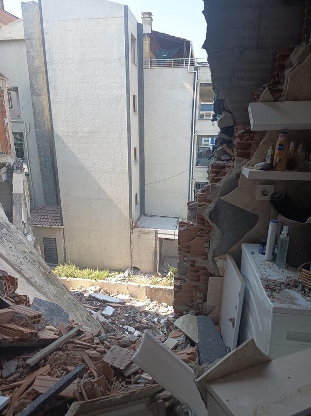 Beylikd&uuml;z&uuml; nde kontroll&uuml; yıkım sırasında, bitişikteki binaya hasar verildi: Geldim, banyo yerinde yok 4