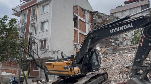 Beylikd&uuml;z&uuml; nde kontroll&uuml; yıkım sırasında, bitişikteki binaya hasar verildi: Geldim, banyo yerinde yok 3