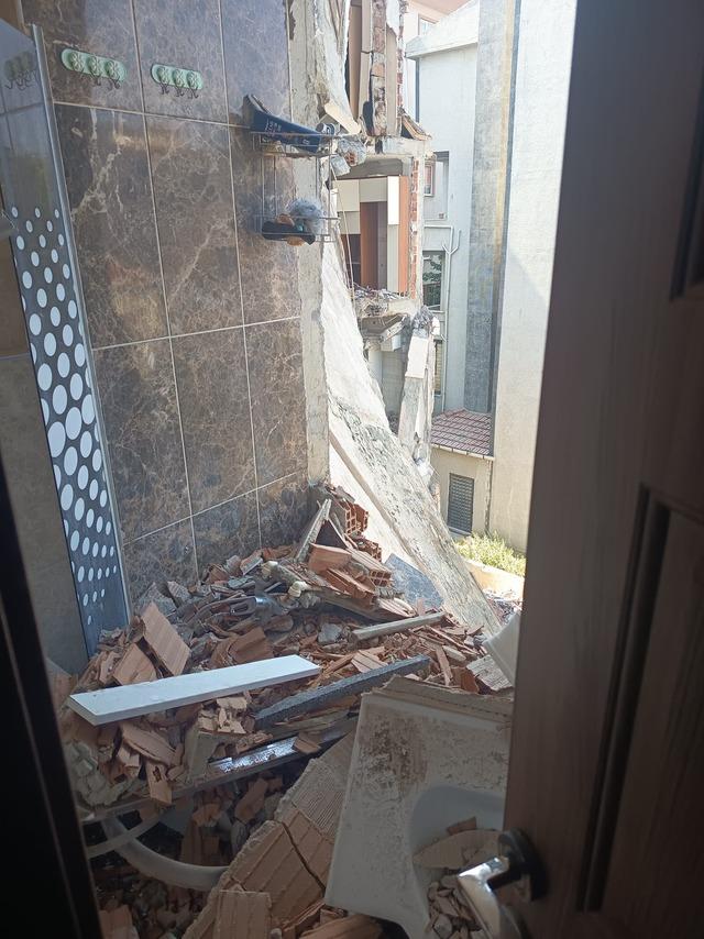 Beylikd&uuml;z&uuml; nde kontroll&uuml; yıkım sırasında, bitişikteki binaya hasar verildi: Geldim, banyo yerinde yok 2