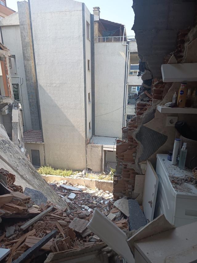 Beylikd&uuml;z&uuml; nde kontroll&uuml; yıkım sırasında, bitişikteki binaya hasar verildi: Geldim, banyo yerinde yok 1