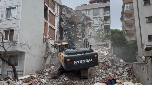 Beylikdüzü'nde kontrollü yıkım sırasında, bitişikteki binaya hasar verildi: Geldim, banyo yerinde yok