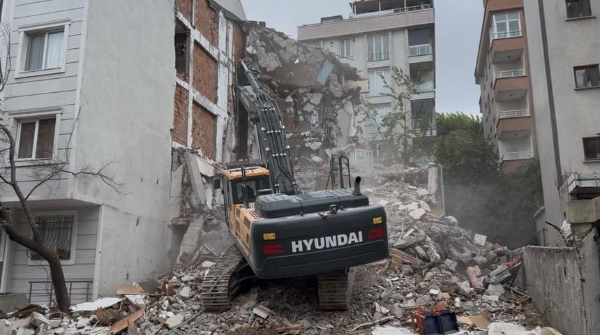 Beylikd&uuml;z&uuml;'nde kontroll&uuml; yıkım sırasında, bitişikteki binaya hasar verildi: Geldim, banyo yerinde yok