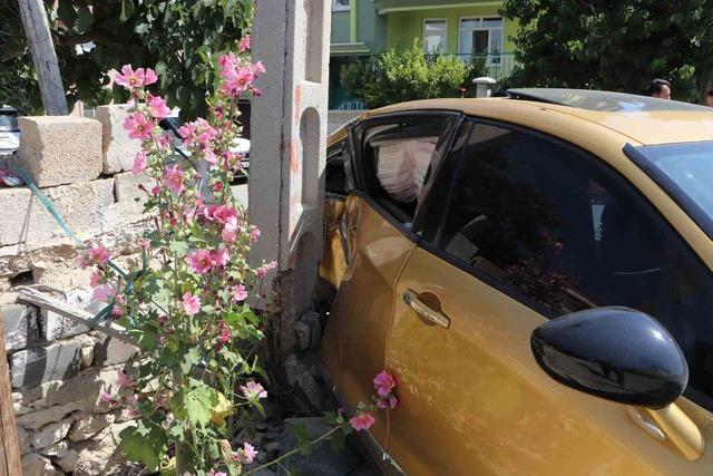 &Ccedil;arpıştığı kazada 3 kişi yaralandı: Kaza anı kameraya yansıdı 1