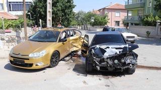 Çarpıştığı kazada 3 kişi yaralandı: Kaza anı kameraya yansıdı