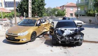 &Ccedil;arpıştığı kazada 3 kişi yaralandı: Kaza anı kameraya yansıdı