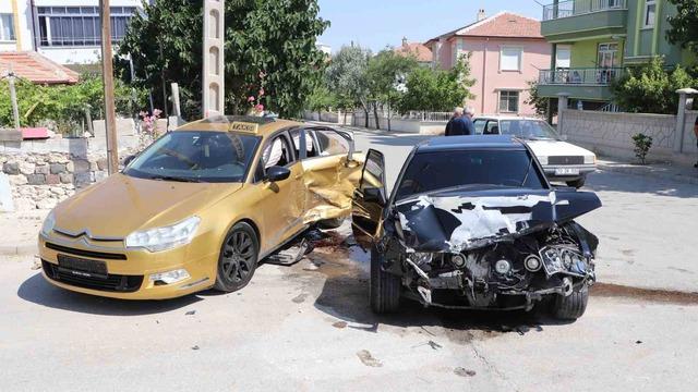 Çarpıştığı kazada 3 kişi yaralandı: Kaza anı kameraya yansıdı