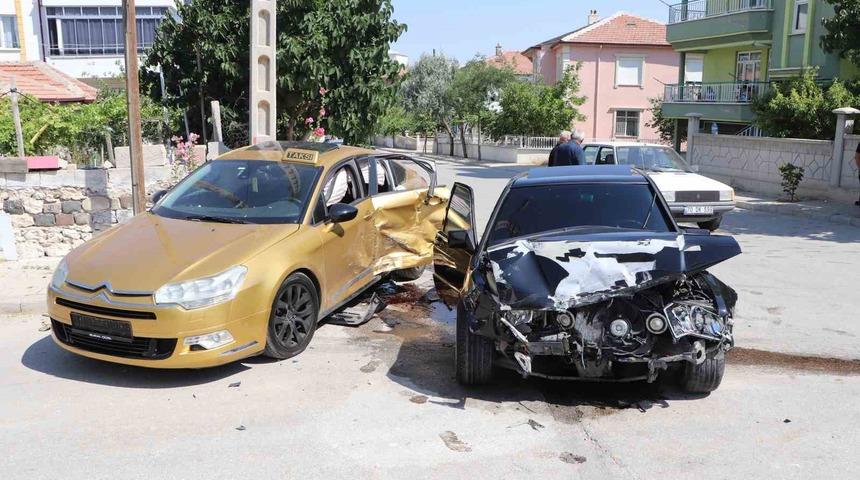&Ccedil;arpıştığı kazada 3 kişi yaralandı: Kaza anı kameraya yansıdı