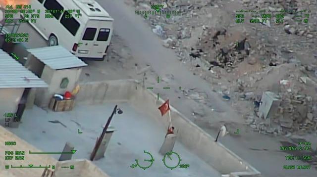 Polis helikopterini Türk bayrağıyla selamlayan çocuk ilgi odağı oldu 1