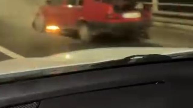 Tofaş marka otomobil köprünün üzerinde alev aldı