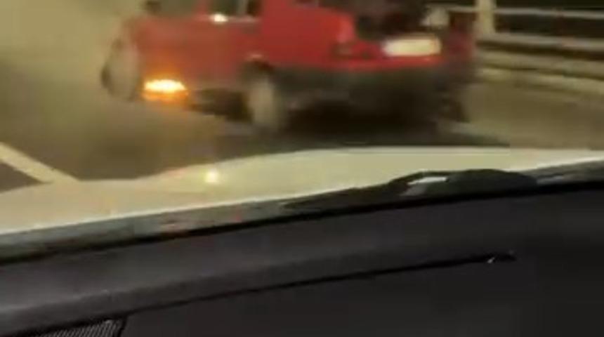 Tofaş marka otomobil k&ouml;pr&uuml;n&uuml;n &uuml;zerinde alev aldı