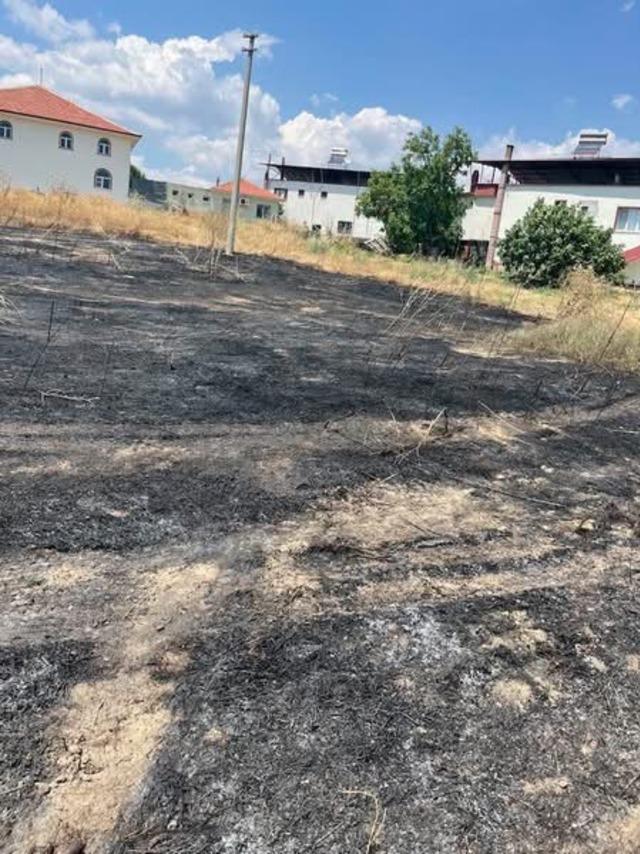 Otluk alanda &ccedil;ıkan yangın b&uuml;y&uuml;meden s&ouml;nd&uuml;r&uuml;ld&uuml; 1